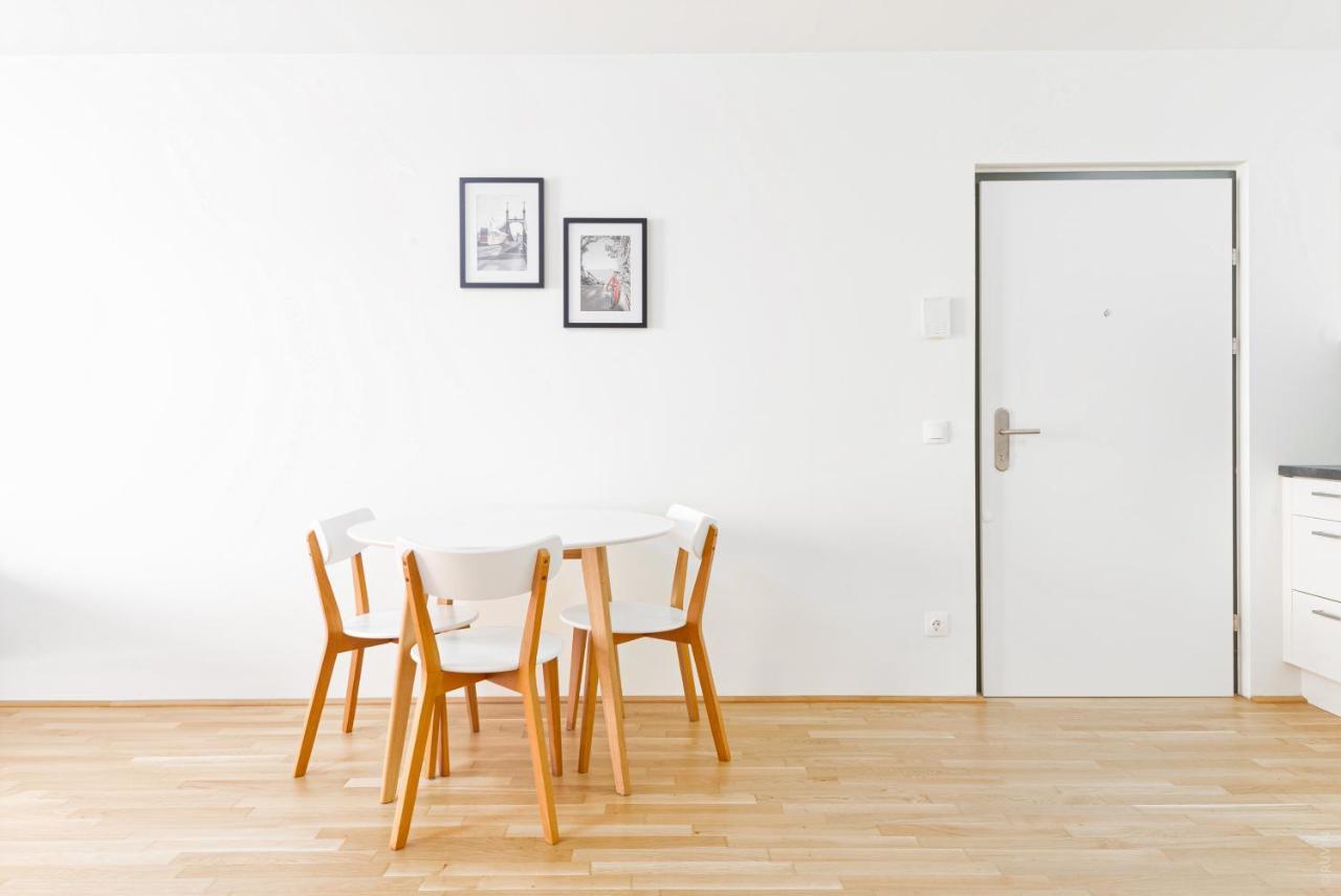 Whats-App Self-Check-In - 1Br Apartment, Near Airport,15 Min To Center ウィーン エクステリア 写真