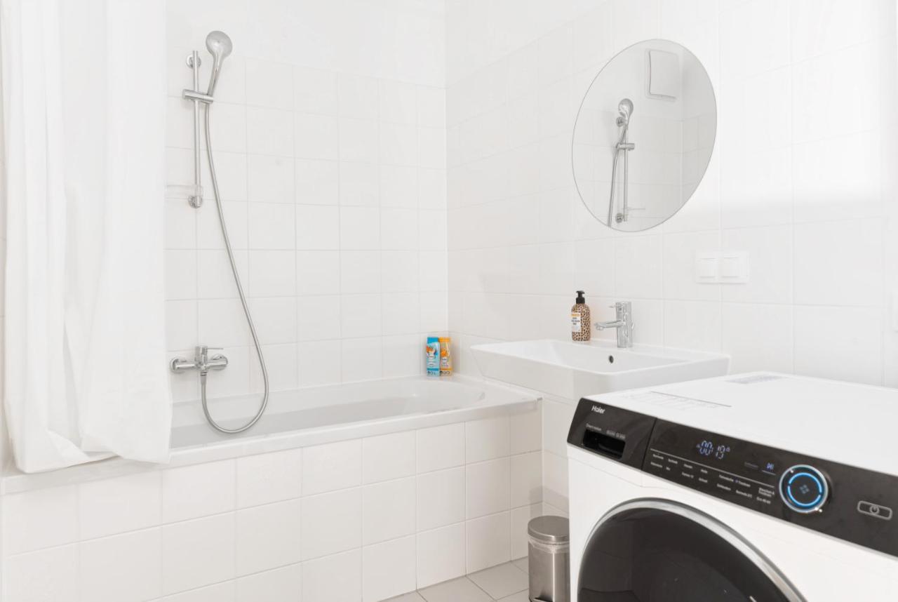 Whats-App Self-Check-In - 1Br Apartment, Near Airport,15 Min To Center ウィーン エクステリア 写真